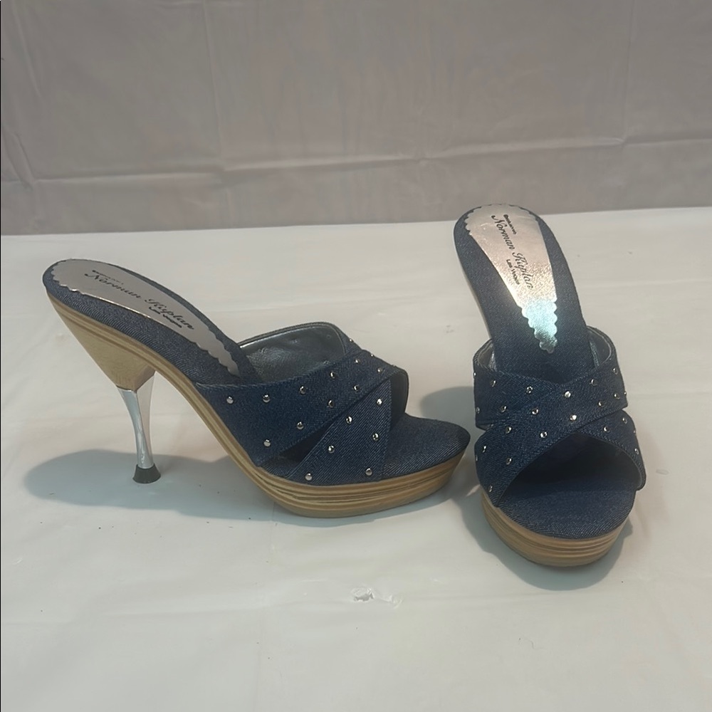 Tommy Bahama Blue Silver Heels with Clear Medium Heels